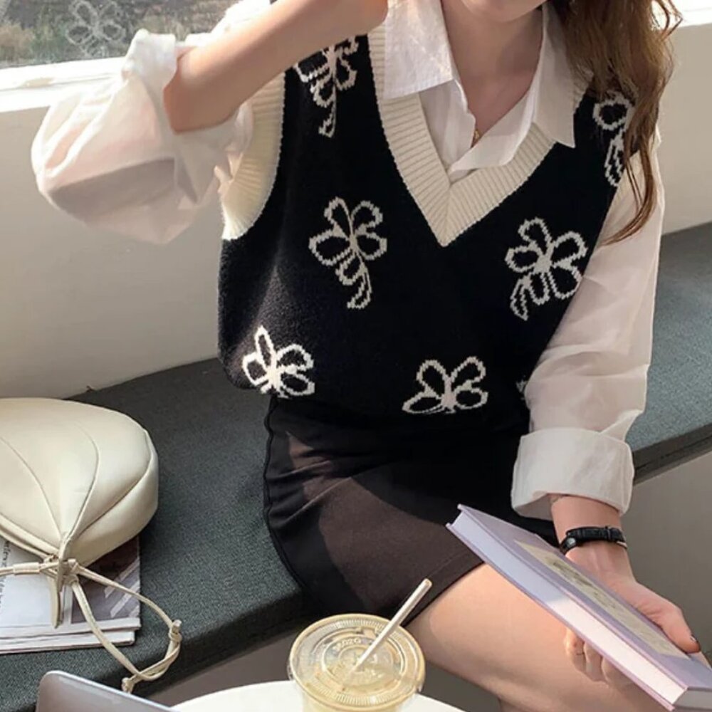 Vintage Inspired Gray Floral Knit Sweater Vest - M